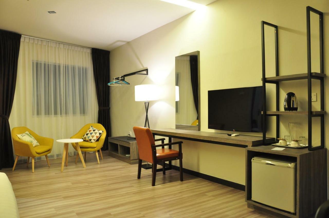 Frazel Inn Hotel Parit Buntar Exterior photo