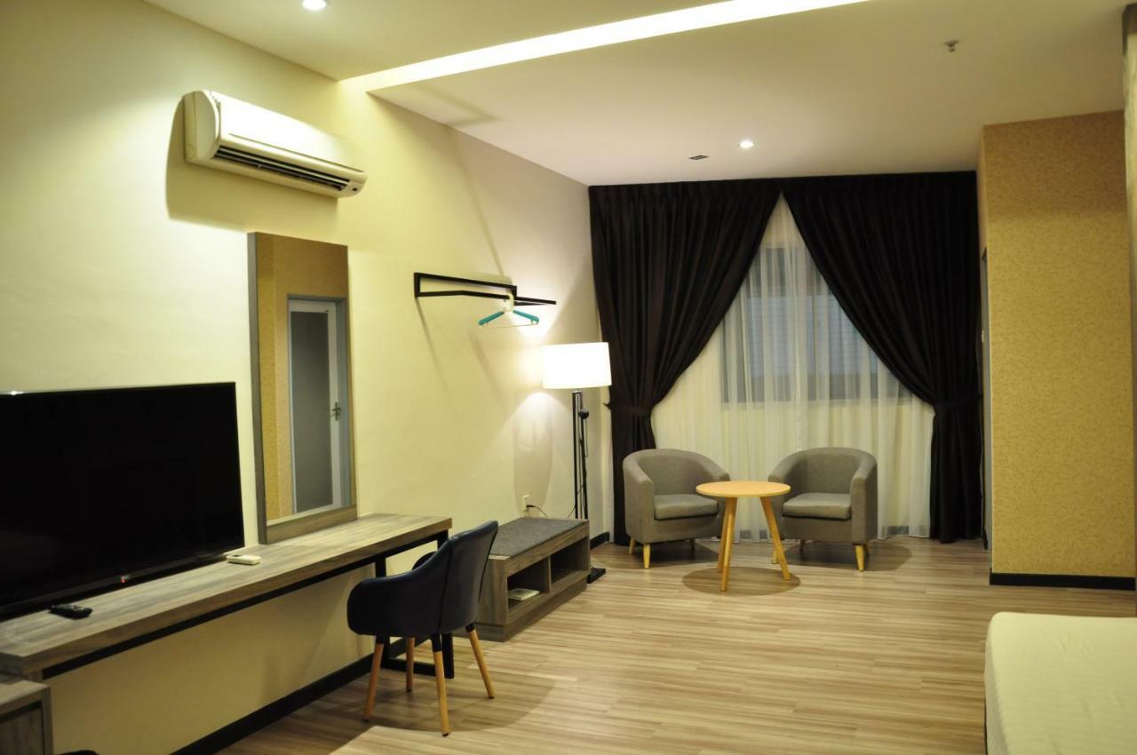 Frazel Inn Hotel Parit Buntar Exterior photo