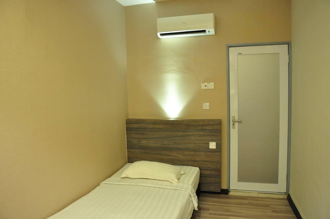 Frazel Inn Hotel Parit Buntar Exterior photo