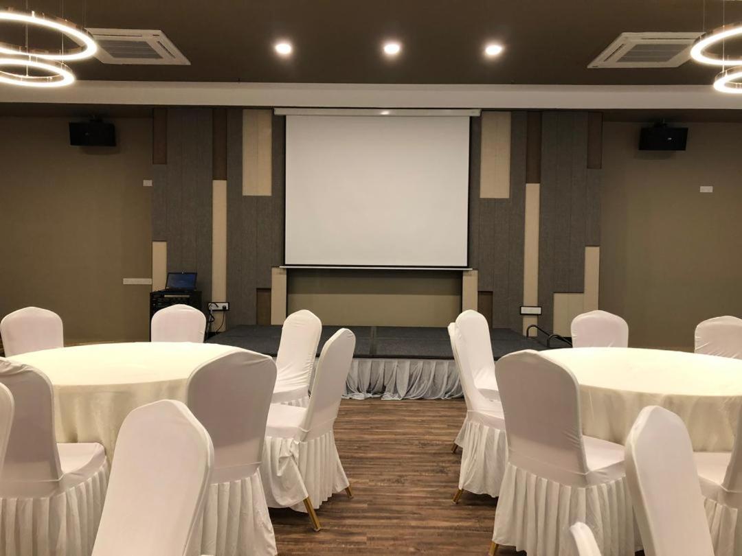 Frazel Inn Hotel Parit Buntar Exterior photo